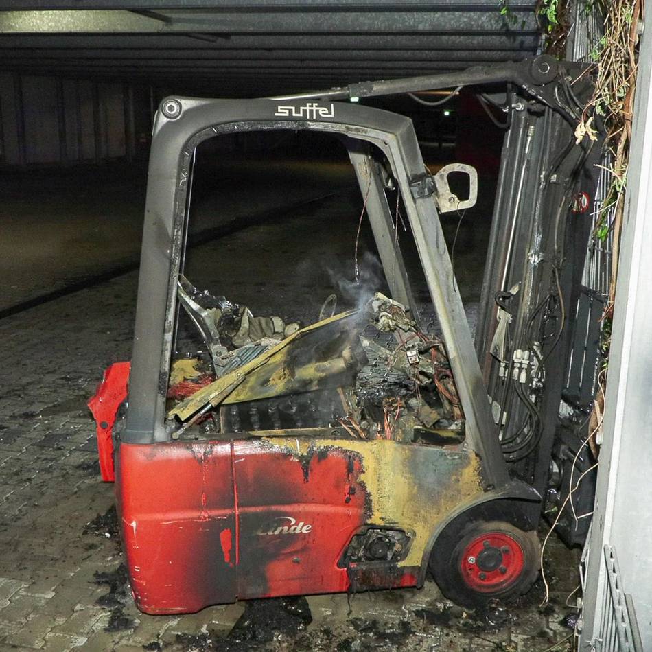 Feuerwehr schließt technischen Defekt aus: Gabelstapler brennt in Langenfeld