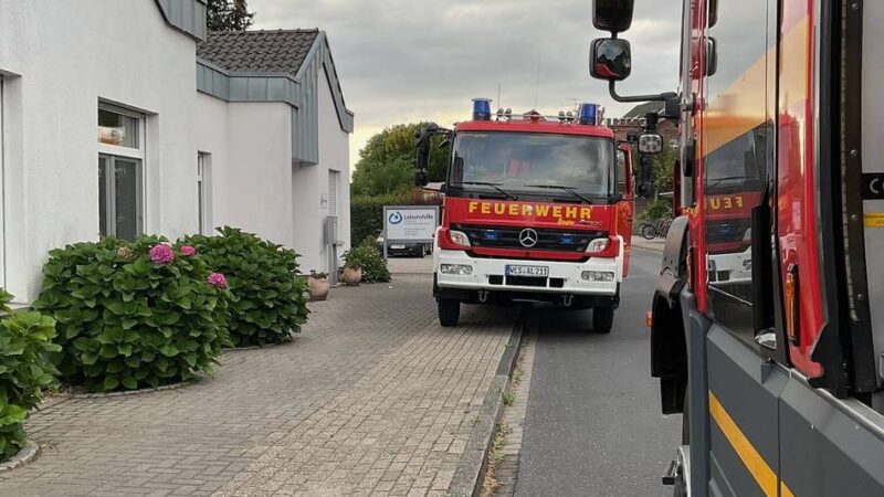 Freiwillige Feuerwehr Alpen im Einsatz: Hecke brannte in Veen
