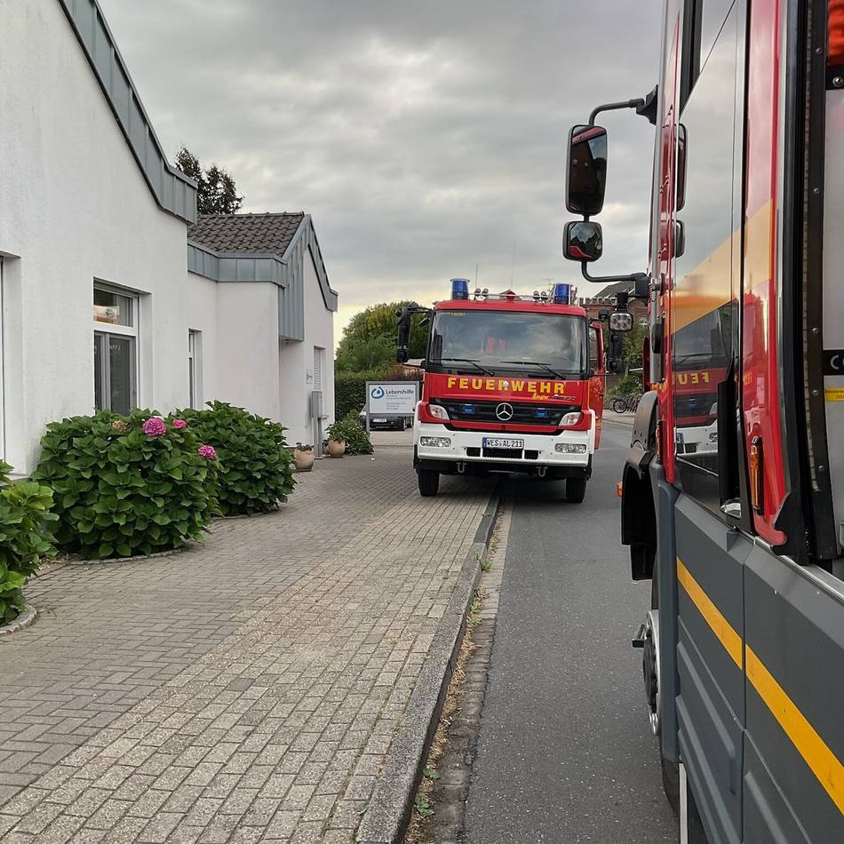 Freiwillige Feuerwehr Alpen im Einsatz: Hecke brannte in Veen