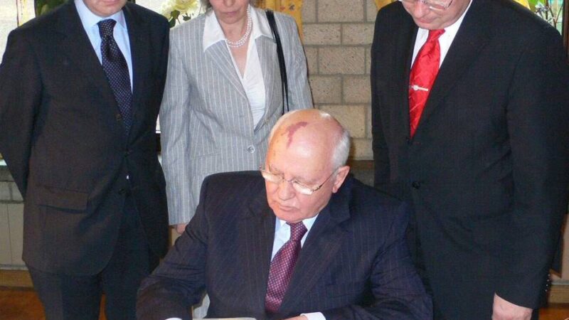 Ehrengäste in Mönchengladbach: Eintragungen ins Goldene Buch – von Gorbatschow bis Reinhold Ewald