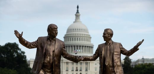 Donald Trump – USA: Kunstinstallation zeigt Präsidenten gemeinsam mit Jeffrey Epstein