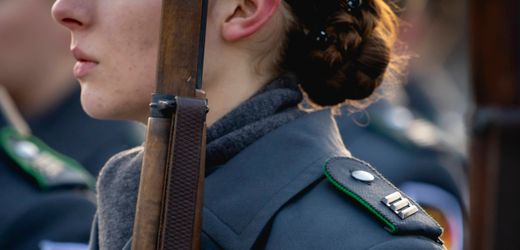Wehrpflicht: Frauen an die Waffen, Männer in Elternzeit, das wäre gerecht – Meinung