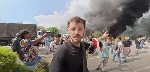 Nepal – Brite wird durch Revolution zum Internet-Star: »Habe mir fast in die Hosen geschissen vor Angst«