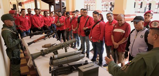 Venezuela: Milizionäre werden an Waffen ausgebildet