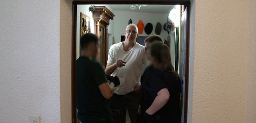 SPIEGEL TV: Wie die Haftbefehlsstreife gegen Reichsbürger vorgeht