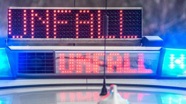 Unfall in Velbert: Smart prallt auf BMW – 12.000 Euro Schaden