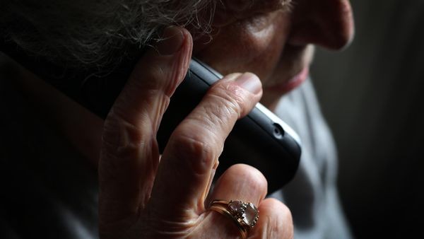 Schockanruf in Velbert: Seniorin verliert Geld und Schmuck