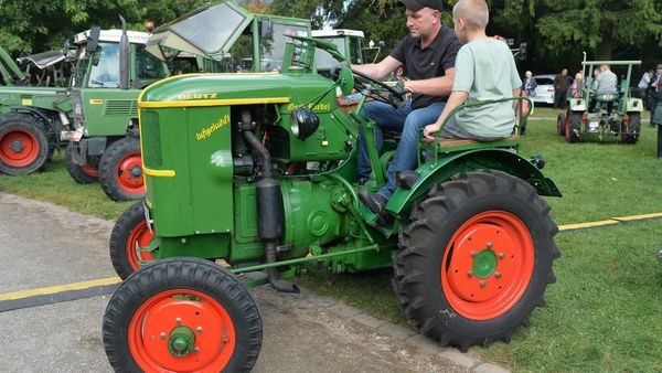 Tönisheider Treckertreff: Mit 66 Jahren noch im im Einsatz