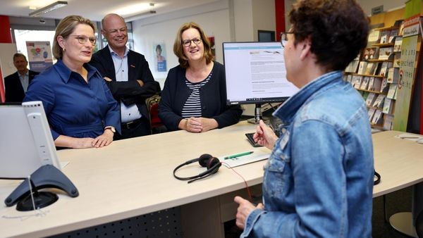 Justizministerin Stefanie Hubig lässt sich in Velbert beraten