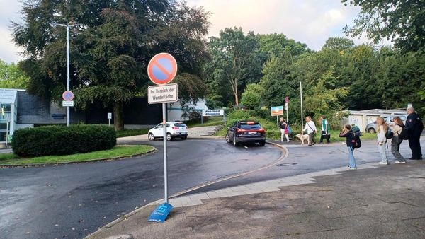 Verbot wirkt: Disziplinierte Eltern an Velberts neuer Schule