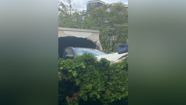 BMW kracht durch Garagentor: Spektakulärer Unfall in Haan