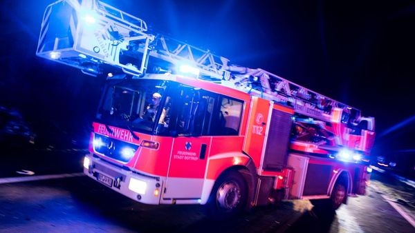 Mülltonne brennt: Feuerwehr Velbert rückt in der Nacht aus