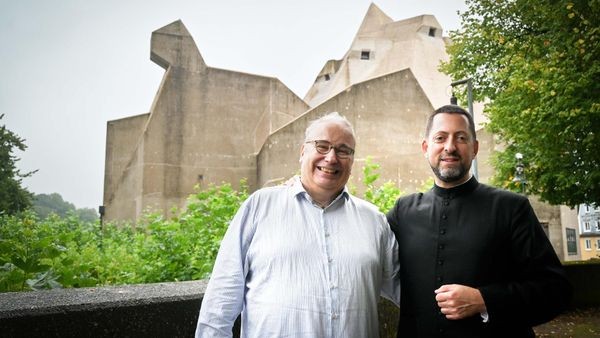 Zwei vergnügte Geistliche reißen in Velbert Mauern nieder