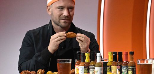 Sean Evans: »Hot Ones«-Host verrät, wie er seine Show vorbereitet