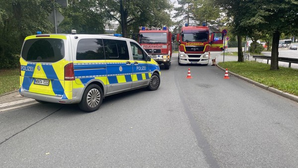 Feuerwehr Velbert rettet zwei Menschen von Firmendach