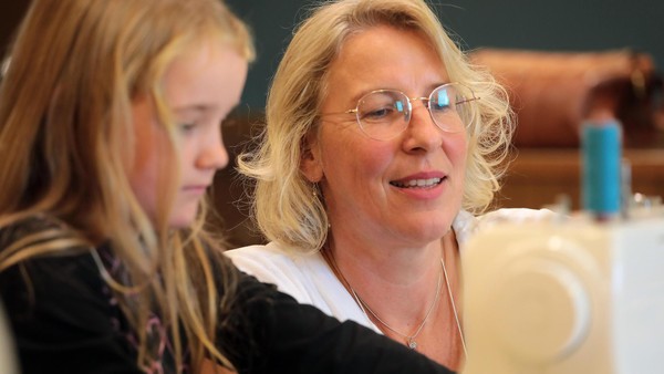 Handwerk statt Handy: Schneiderin bringt Kindern das Nähen bei