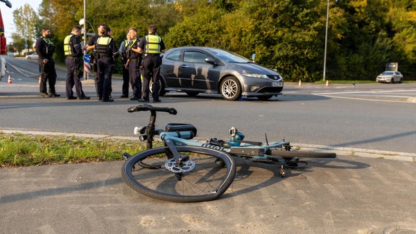 Schwerer Unfall in Velbert: Radfahrer ist in Lebensgefahr