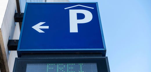 Düsseldorf: Mutter geht shoppen und lässt Kleinkind im Auto, Polizei schlägt Scheibe ein