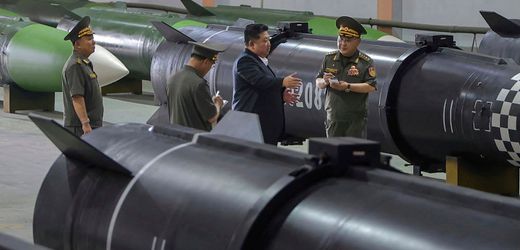 Nordkorea: Kim Jong Un besichtigt neue nordkoreanische Raketen-Produktionslinie