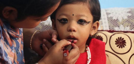 Nepal: Zweijährige Aryatara Shakya wird zur »lebenden Göttin« Kumari ernannt