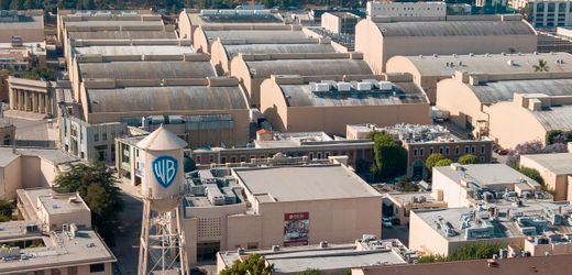 Warner Bros Discovery: Aktienkurs steigt um 30 Prozent nach Fusionsgerüchten