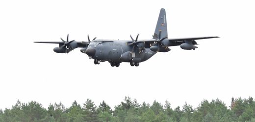 Celle: Bundeswehr-Flugzeug mit Pyrotechnik beschossen