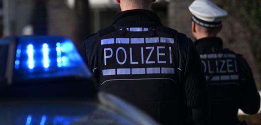 Rosenheim: Frau kotet Polizist ans Bein – Ticketkontrolle eskaliert