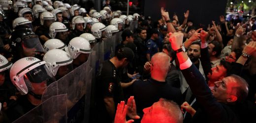 Istanbul: Türkische Oppositionspartei CHP ruft nach Polizeibarrikaden zu Protesten auf