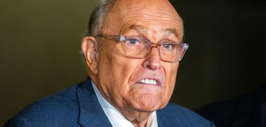 Rudy Giuliani: Ex-Anwalt von Donald Trump nach Autounfall im Krankenhaus – wollte wohl Frau helfen