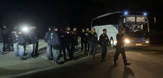 Berlin: Rot-Weiß Erfurt-Anhänger sollen Polizist in Tür eingeklemmt haben