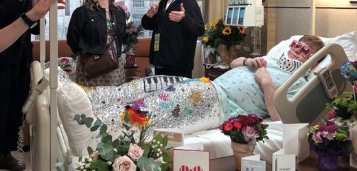 Elton John: Popstar zeigt sich mit Glitzer-Gips im Krankenbett