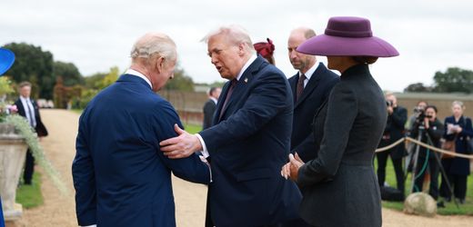 Trump in Großbritannien: US-Präsident tätschelt Arm von König Charles III.