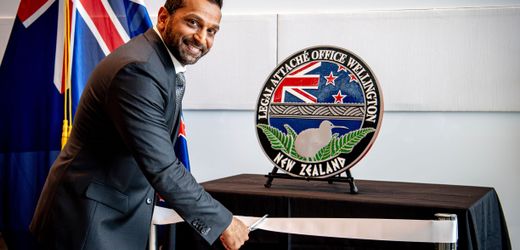 Kash Patel: FBI-Chef schenkt neuseeländischen Beamten illegale Waffen aus 3D-Drucker