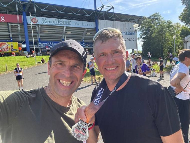An Altweiber überredet: So lief es für Fortuna-Legende Fink und Klubchef Jobst beim Triathlon in Duisburg