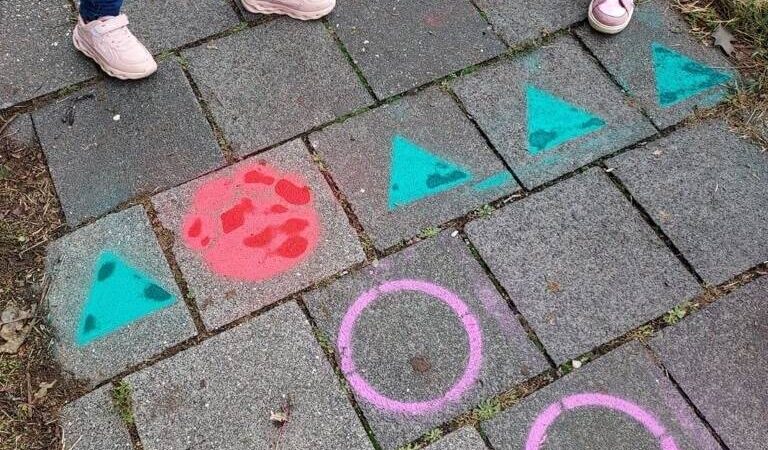 Mobilitätswoche in Neuss: Kindergartenkinder verschönern Gehwege