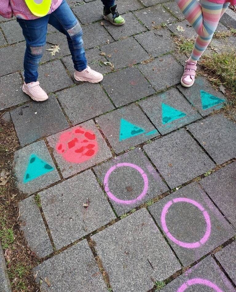Mobilitätswoche in Neuss: Kindergartenkinder verschönern Gehwege