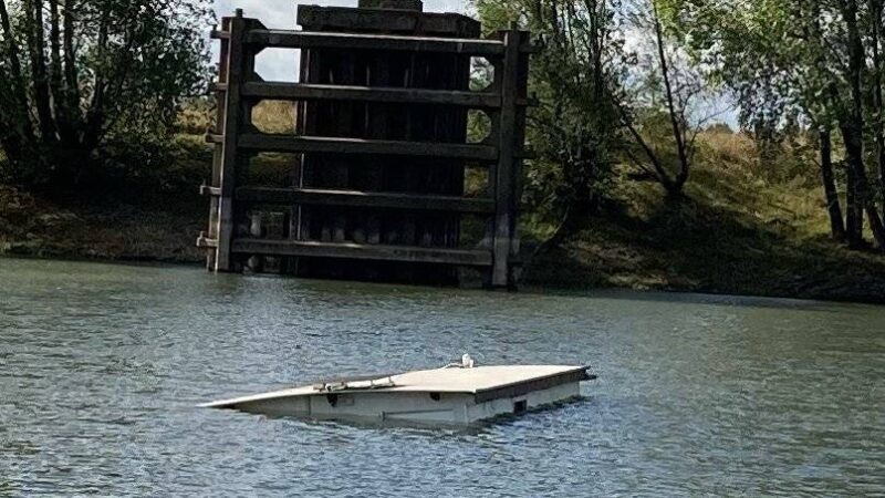 Wasserschutzpolizei ermittelt: Gesunkenes Hausboot aus Wesel treibt bis ins Xantener Baggerloch