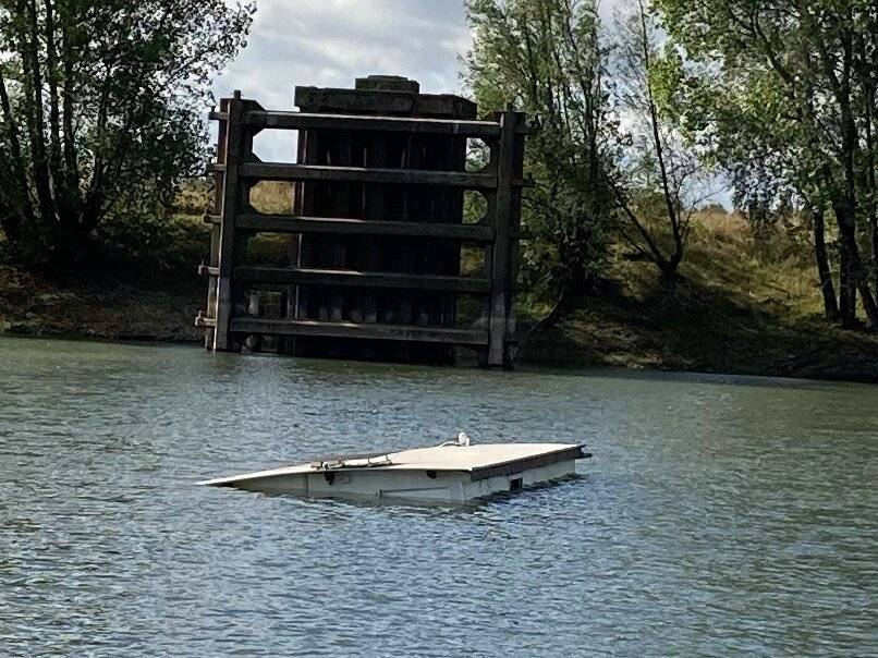 Wasserschutzpolizei ermittelt: Gesunkenes Hausboot aus Wesel treibt bis ins Xantener Baggerloch