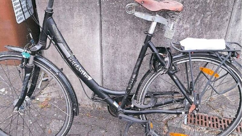 Nach versuchtem Diebstahl: Polizei sucht Eigentümer von schwarzem Fahrrad, das am Pfalzdorfer Sportplatz stand