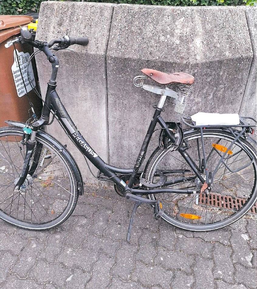 Nach versuchtem Diebstahl: Polizei sucht Eigentümer von schwarzem Fahrrad, das am Pfalzdorfer Sportplatz stand