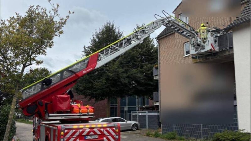 Einsatz an der Greisstraße in Rees: Feuerwehr rettet Patient mit Drehleiter aus Obergeschoss