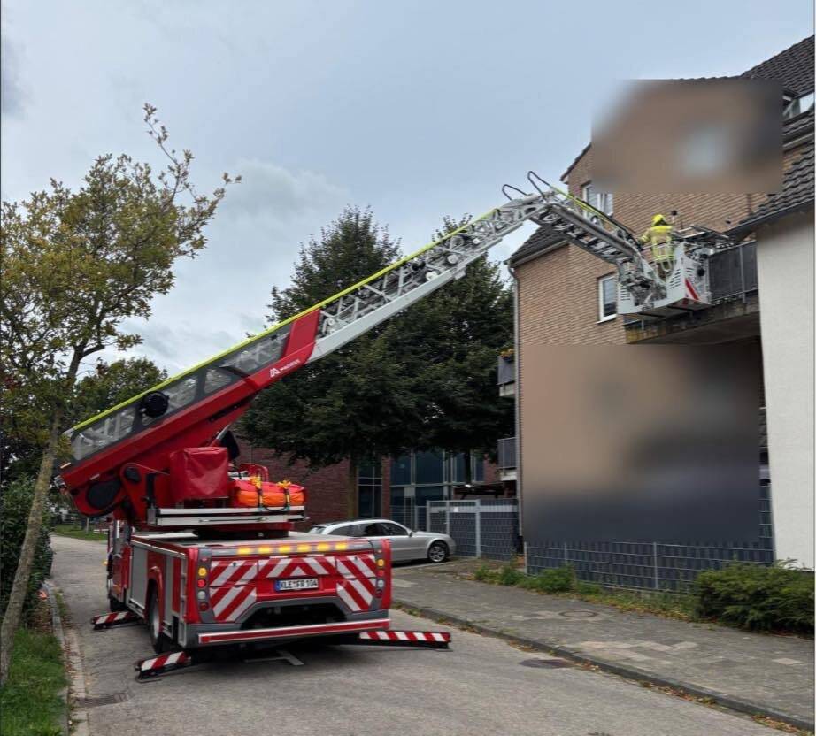 Einsatz an der Greisstraße in Rees: Feuerwehr rettet Patient mit Drehleiter aus Obergeschoss