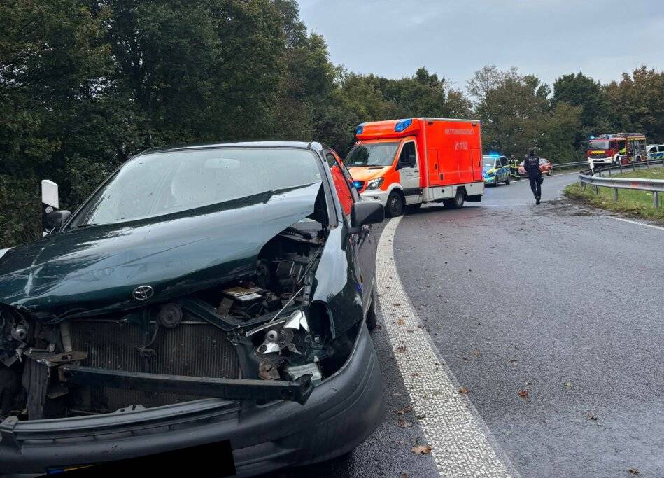 Witterungsbedingte Unfälle: Zwei Autos krachen in Kranenburg zeitgleich in dieselbe Leitplanke