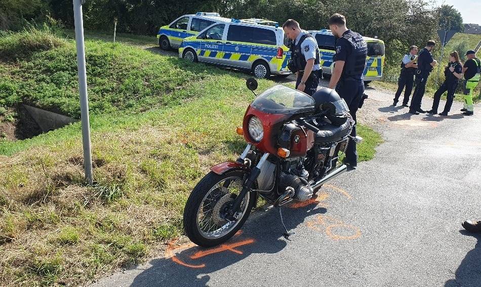 Nahe der Altrheinbrücke: Schwerer Motorradunfall in Kleve – 76-Jähriger schwer verletzt