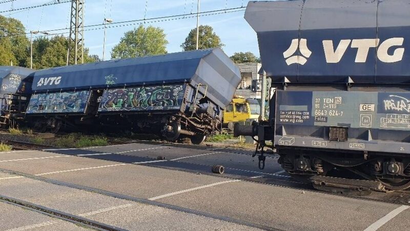 Unfall an Bahnübergang: Güterzug springt in Emmerich aus den Schienen