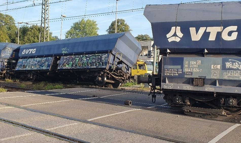 Unfall an Bahnübergang: Güterzug springt in Emmerich aus den Schienen