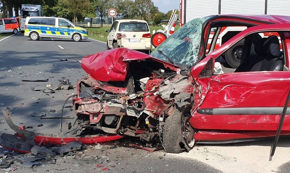 Auto gerät in den Gegenverkehr: B9 nach schwerem Unfall in Kevelaer viele Stunden gesperrt