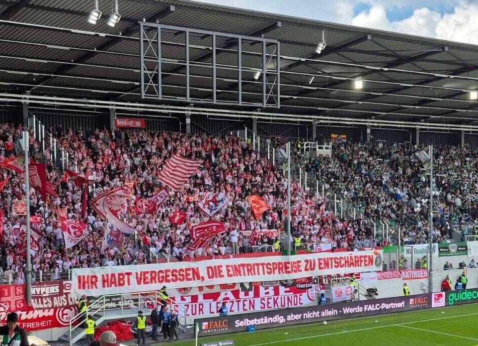 „Ihr habt vergessen, die Eintrittspreise zu entschärfen“: Fortuna-Fans protestieren gegen hohe Ticketkosten in Münster
