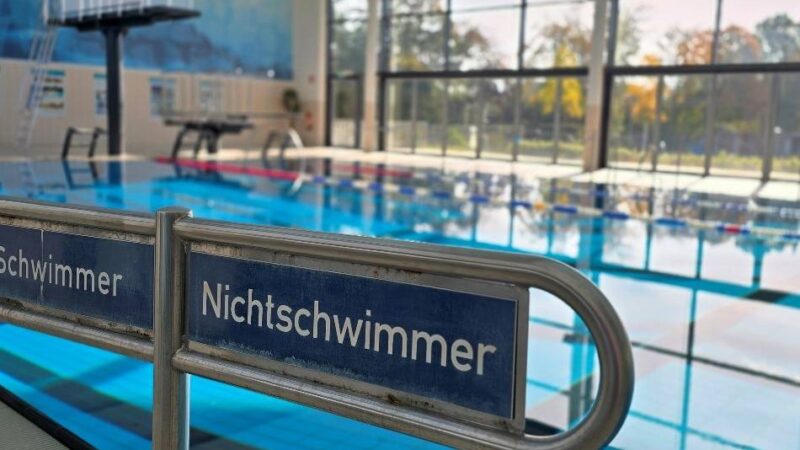 In den Herbstferien: Kamp-Lintfort will Kinder das Schwimmen lehren