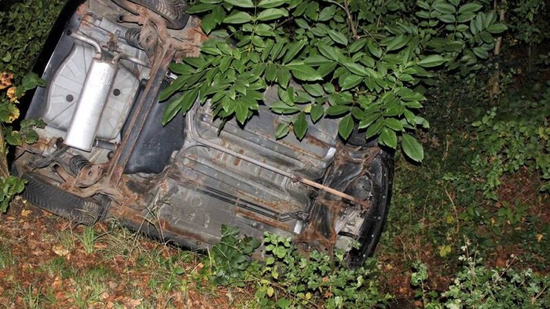 Alkoholfahrt in Grevenbroich endet mit Crash: Unfallfahrer ist so betrunken, dass er nicht ohne Hilfe stehen kann